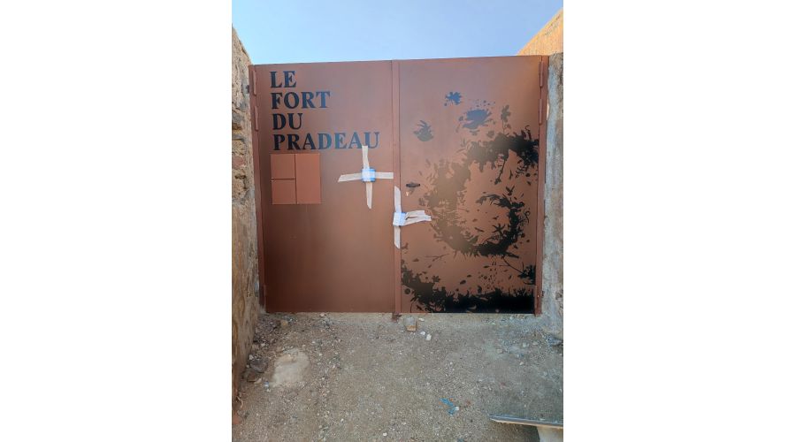 Signalétique pour le fort du Pradeau, presqu’île de Giens (Hyères) pour le Parc national de Port Cros