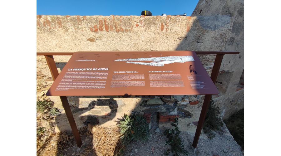 Signalétique pour le fort du Pradeau, presqu’île de Giens (Hyères) pour le Parc national de Port Cros
