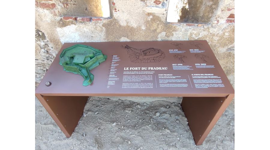 Signalétique pour le fort du Pradeau, presqu’île de Giens (Hyères) pour le Parc national de Port Cros