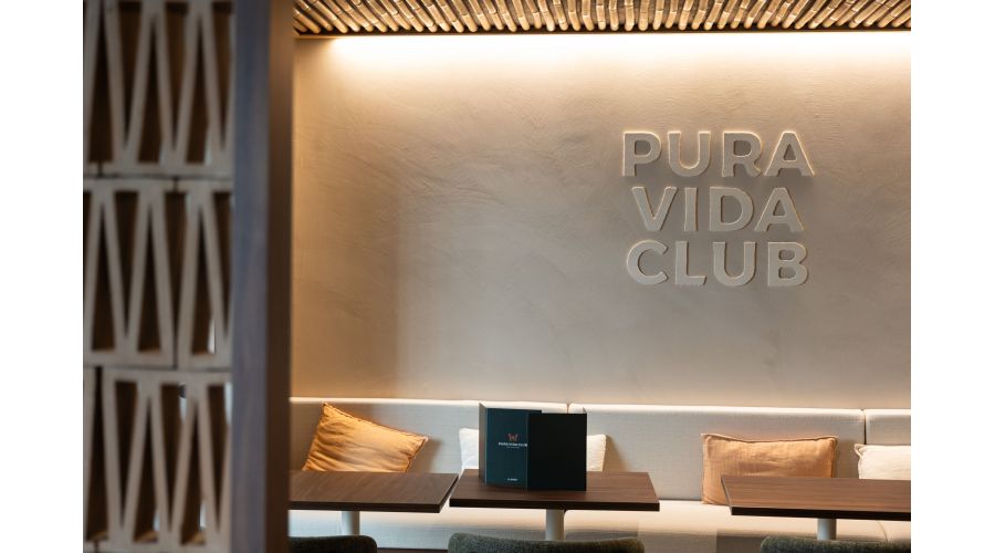 Pura Vida Club – Signature lumineuse bois