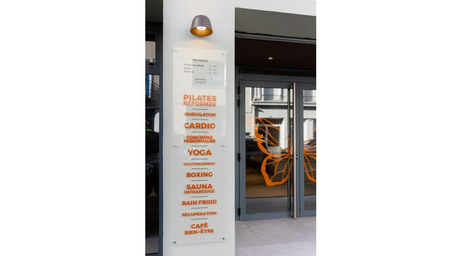 Pura Vida Club – Signature lumineuse bois