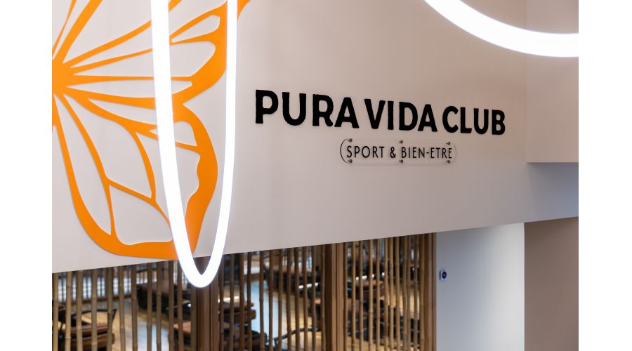 Pura Vida Club – Signature lumineuse bois
