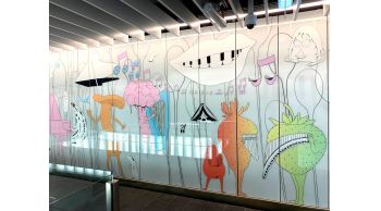 Stéréo Bleu Banane, une immersion graphique monumentale dans le métro parisien