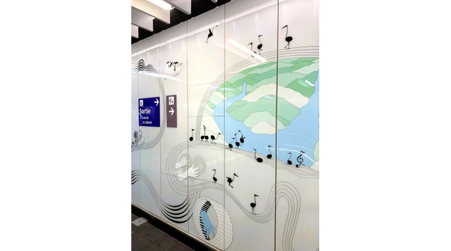 Stéréo Bleu Banane, une immersion graphique monumentale dans le métro parisien