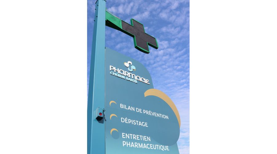 Signalétique extérieure d'une pharmacie en Loire-Atlantique