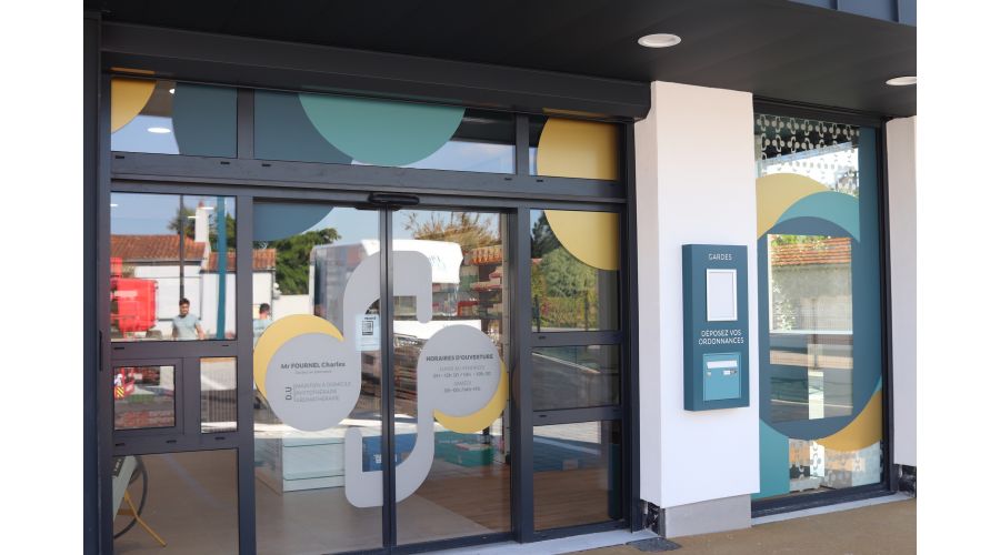 Signalétique extérieure d'une pharmacie en Loire-Atlantique