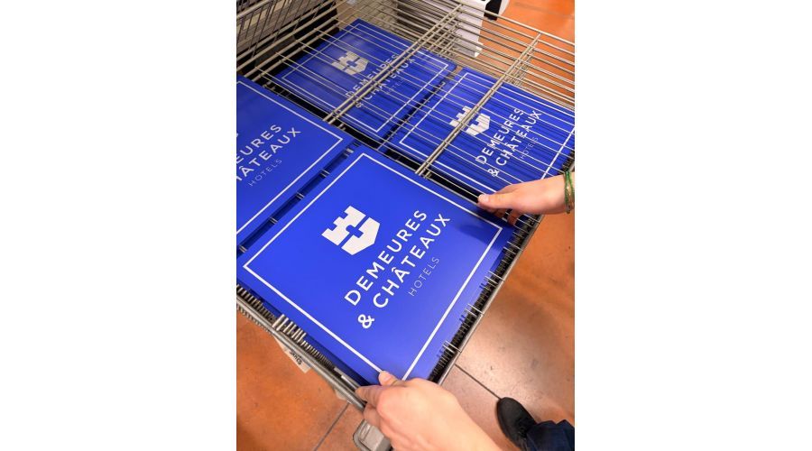 Conception et fabrication des plaques d'entrée DEMEURES & CHATEAUX avec une finition optimale pour lieux de prestige