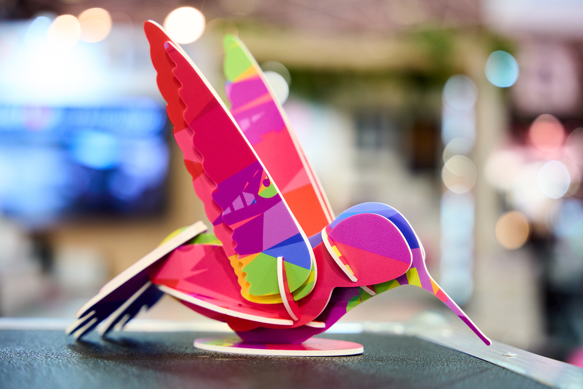 Oiseau coloré réalisé en impression puis assemblé. Cet oiseau est utilisé pour la communication du salon C!Print.