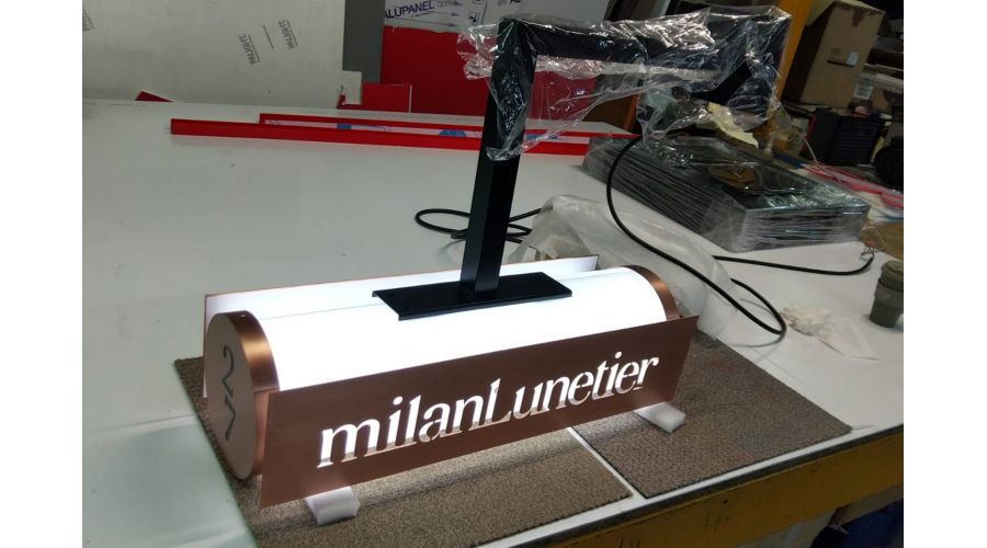 Drapeau lumineux Milan Lunetier
